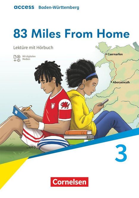 83 Miles From Home. Lektüre mit Hörbuch. Zwei Jugendliche sitzen, lesen und schreiben, mit Landkarte im Hintergrund.