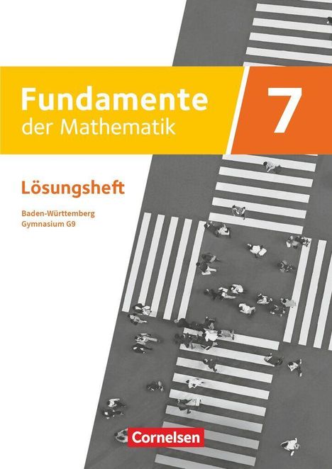 „Fundamente der Mathematik 7, Lösungsheft“ oben. Menschen überqueren den Zebrastreifen. Cornelsen-Logo unten.