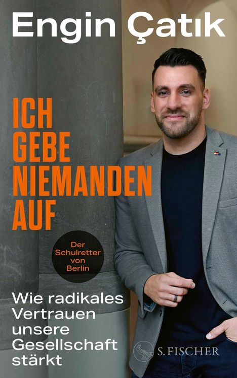 „Engin Çatik, Ich gebe niemanden auf. Der Schulretter von Berlin. Wie radikales Vertrauen unsere Gesellschaft stärkt.“ Mann lächelt.