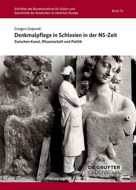Ein Mann arbeitet an großen Engelsreliefs. Oben Text: "Denkmalpflege in Schlesien in der NS-Zeit." Logo "DE GRUYTER OLDENBOURG".
