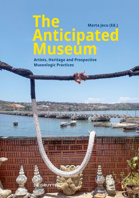 "The Anticipated Museum" von Marta Jecu zeigt ein Seil und Skulpturen vor einer Küstenansicht.