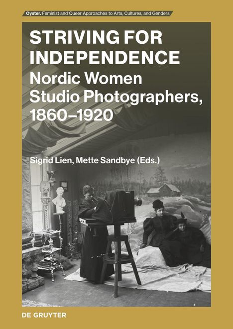 Text: "STRIVING FOR INDEPENDENCE Nordic Women Studio Photographers, 1860–1920. Sigrid Lien, Mette Sandbye (Eds.). DE GRUYTER."

Szenerie: Ein historisches Fotostudio mit Frauen.
