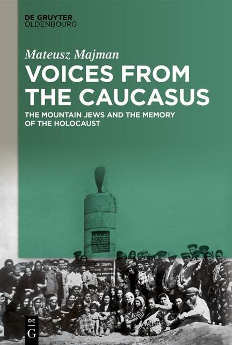 „VOICES FROM THE CAUCASUS: The Mountain Jews and the Memory of the Holocaust“. Gruppenfoto um ein Denkmal herum.