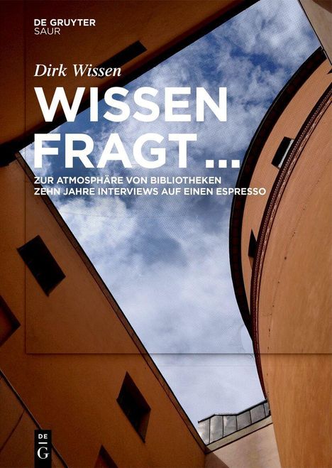 Text: Wissen fragt… Zur Atmosphäre von Bibliotheken. Gebäude mit rundem und eckigem Architekturelement, Himmel sichtbar.