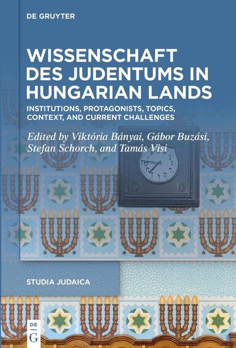 "WISSENSCHAFT DES JUDENTUMS IN HUNGARIAN LANDS", darunter eine Wanduhr, umgeben von Menora- und Davidstern-Motiven.