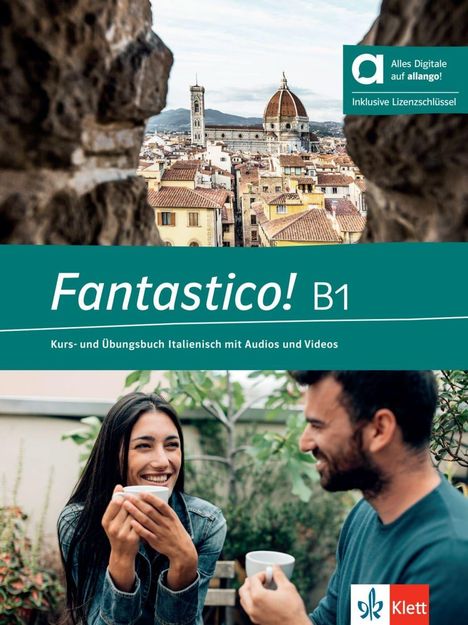 "Fantastico! B1" und "Kurs- und Übungsbuch Italienisch mit Audios und Videos". Paar trinkt Kaffee im Freien, lächelnd.