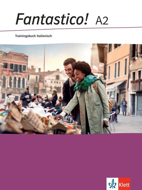 Fantastico! A2. Trainingsbuch Italienisch. Ein Paar erkundet einen Markt in einer städtischen Umgebung. Klett Logo.