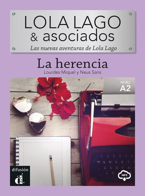"Lola Lago & asociados. La herencia. Nivel A2. Rote Schreibmaschine, Blumen, Brille, Notizbuch auf Holz."