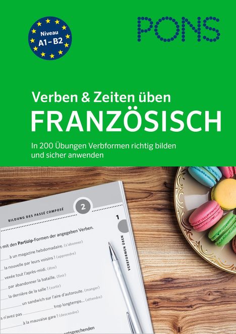 Grüner Hintergrund mit "FRANZÖSISCH" in Weiß. Links Buchseite, rechts Teller mit bunten Macarons.