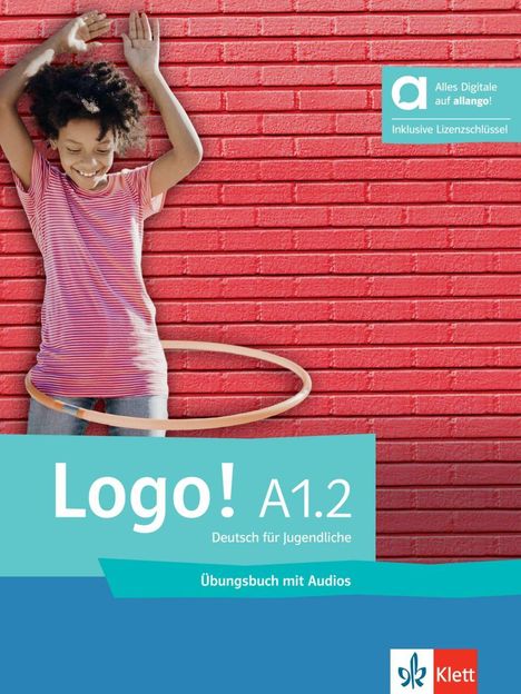 Text: "Alles Digitale auf allango! Inklusive Lizenzschlüssel. Logo! A1.2 Deutsch für Jugendliche. Übungsbuch mit Audios." 

Ein fröhliches Kind mit Hula-Hoop vor einer roten Ziegelwand.