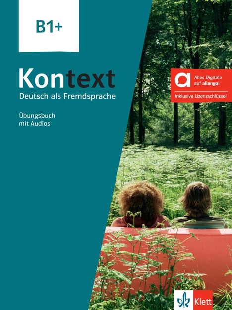 B1+, Kontext: Deutsch als Fremdsprache, Übungsbuch mit Audios. Zwei Menschen sitzen auf einem Sofa in grüner Natur.