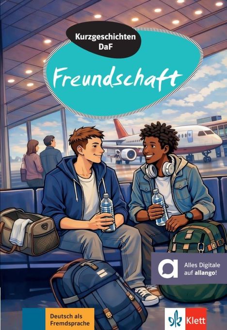 Zwei junge Männer sitzen im Flughafenterminal, halten Wasserflaschen, mit Rucksäcken und Gepäck neben sich. Im Hintergrund ein Flugzeug.