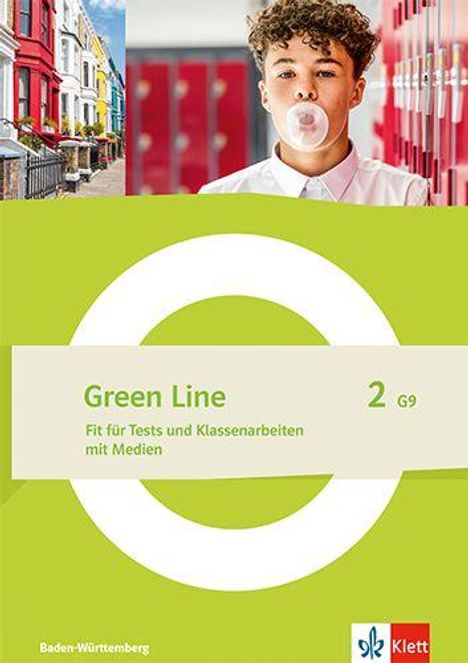 "Green Line 2 G9 - Fit für Tests und Klassenarbeiten mit Medien" steht auf einem grünen Buchumschlag mit Jugendlichem.