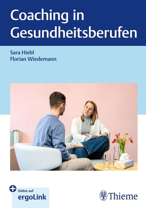 "Coaching in Gesundheitsberufen" von Sara Hiebl und Florian Wiedemann, zeigt Gesprächsszene in gemütlichem Raum.