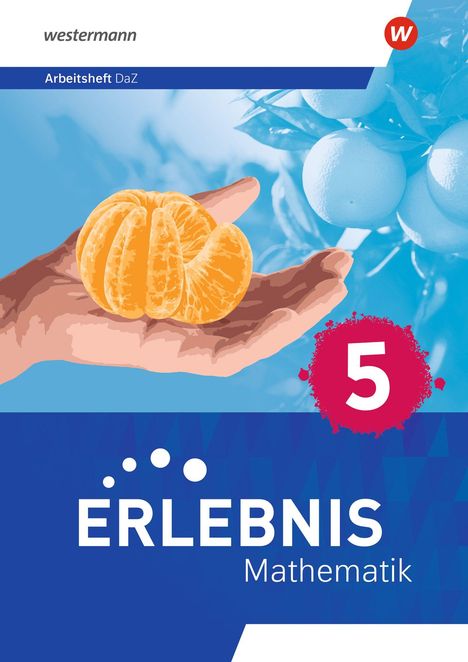 Text: „westermann“, „Arbeitsheft DaZ“, „ERLEBNIS Mathematik“, „5“. Eine halbierte Mandarine auf einer Hand, blauer Hintergrund.