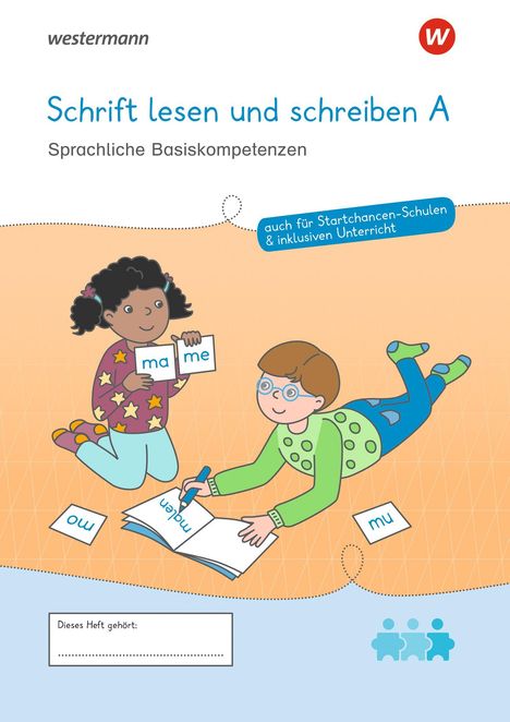 „Schrift lesen und schreiben A“, „Sprachliche Basiskompetenzen“. Zwei Kinder spielen mit Buchstabenkarten.