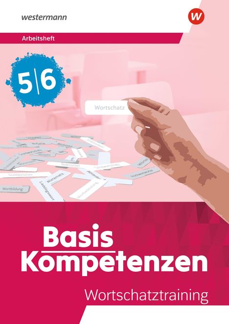"Basis Kompetenzen: Wortschatztraining für Klasse 5/6. Eine Hand hält einen Zettel mit 'Wortschatz'; im Hintergrund sind viele Textstreifen."