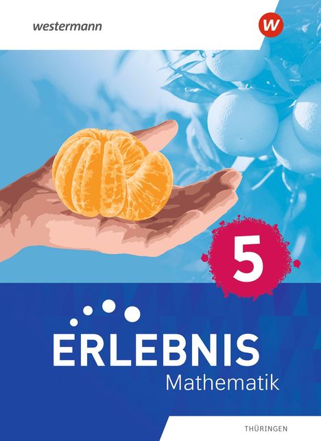 Text: „westermann“, „ERLEBNIS Mathematik“, „5“, „THÜRINGEN“. Illustration: Hand hält Mandarine, blauer Hintergrund mit Orangen.