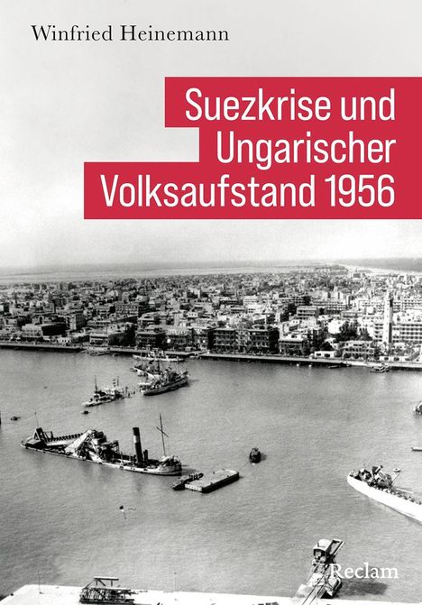 "Suezkrise und Ungarischer Volksaufstand 1956". Schwarz-weißes Foto eines Hafens mit mehreren Schiffen im Wasser.
