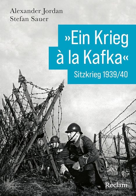 Titel: "Ein Krieg à la Kafka" Sitzkrieg 1939/40. Männer in Uniformen hocken neben Stacheldraht.
