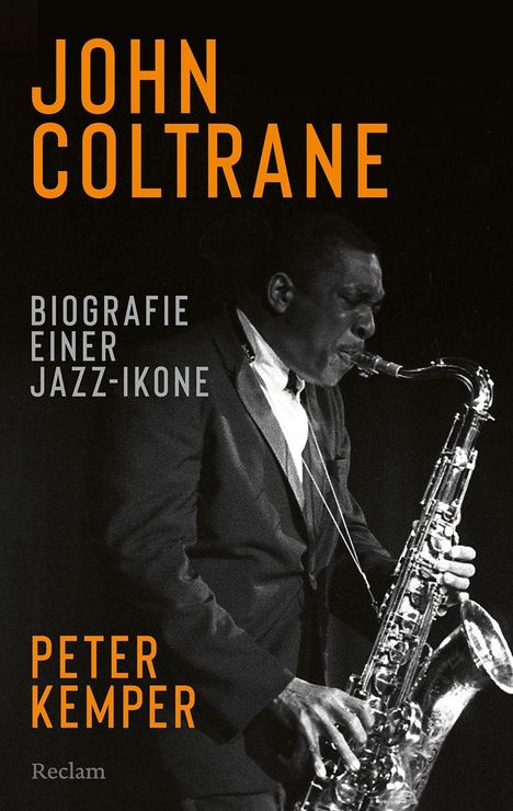 "JOHN COLTRANE" steht oben in Orange, darunter "BIOGRAFIE EINER JAZZ-IKONE". Unten "PETER KEMPER". Schwarz-weiß Foto mit Saxophon.
