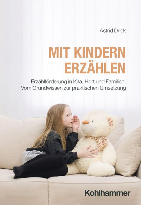 Text: "MIT KINDERN ERZÄHLEN" - Erzählförderung in Kita. Ein Kind flüstert einem Teddybär auf einem Sofa etwas zu.