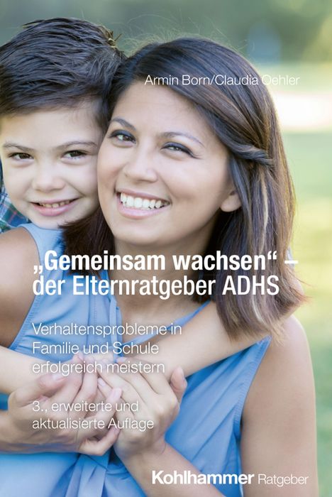 „Gemeinsam wachsen“ – der Elternratgeber ADHS. Eine Frau und ein Kind lächeln und umarmen sich im Freien.