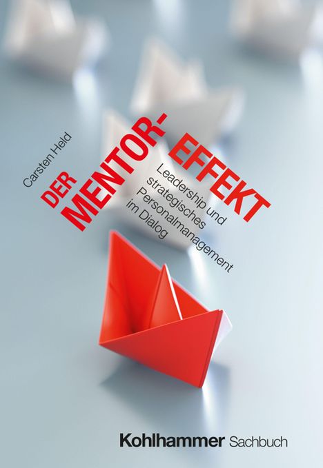 "Der Mentor-Effekt: Leadership und strategisches Personalmanagement im Dialog." Ein rotes Papierboot im Fokus.