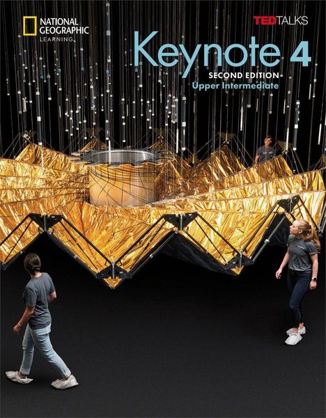 "Keynote 4, Second Edition, Upper Intermediate." Zwei Personen gehen unter einem goldenen, strukturellen Kunstwerk.