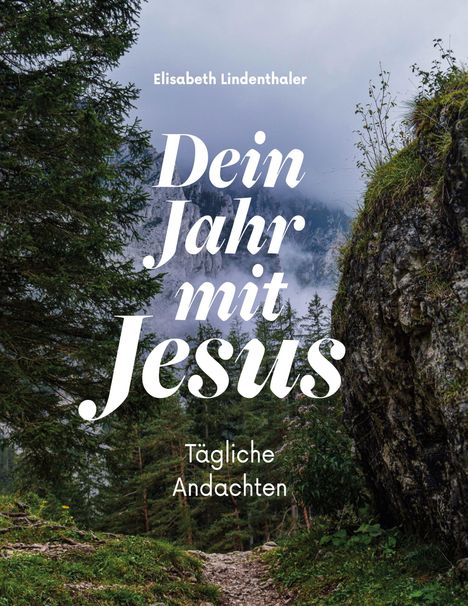 „Dein Jahr mit Jesus. Tägliche Andachten. Elisabeth Lindenthaler.“ Ein Waldpfad führt durch Berge und Bäume.