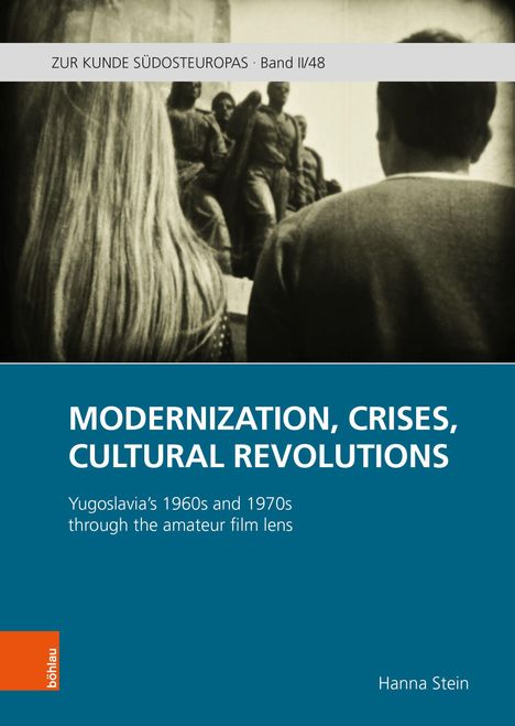 Text: "MODERNIZATION, CRISES, CULTURAL REVOLUTIONS". Schwarz-Weiß-Foto von Personen vor einer Skulptur.