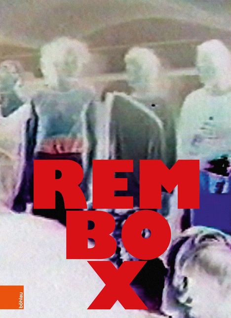 Große rote Buchstaben "REMBOX". Unscharfe, farbveränderte Figuren im Hintergrund. Links unten ein kleines oranges Logo.