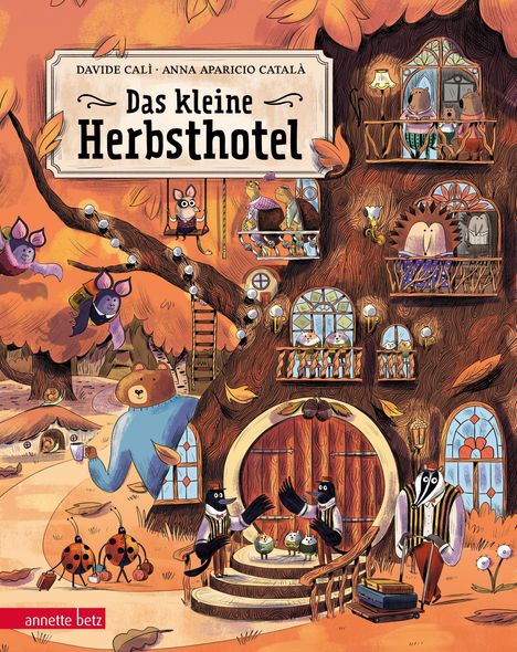 „Das kleine Herbshotel“ von Davide Calì und Anna Aparicio Català. Illustration eines Baumhotels mit Tiergästen.