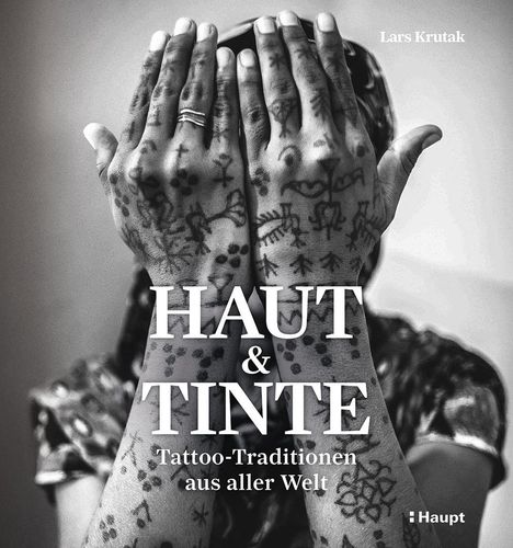 Titel: "HAUT & TINTE - Tattoo-Traditionen aus aller Welt". Hände mit Tattoos bedecken ein Gesicht.