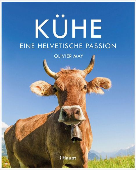 „KÜHE EINE HELVETISCHE PASSION“ und „OLIVIER MAY“ stehen oben. Eine Kuh mit Kuhglocke vor blauem Himmel.