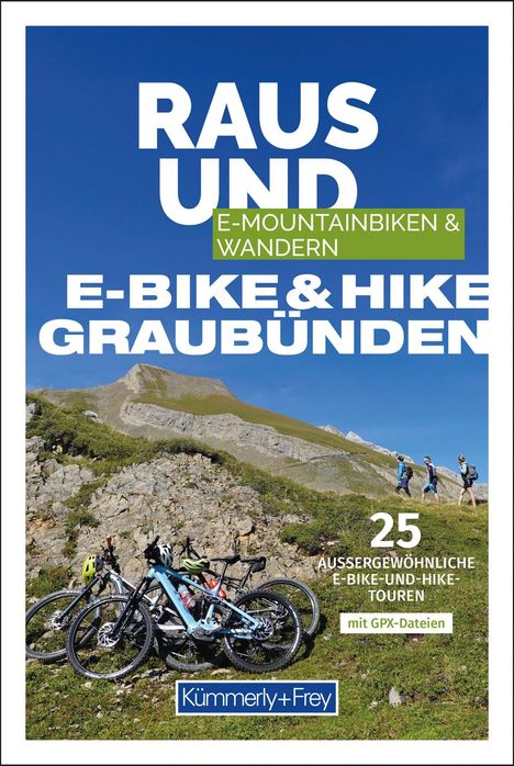 "Raus und E-Mountainbiken & Wandern. E-Bike & Hike Graubünden. 25 außergewöhnliche Touren mit GPX-Dateien." Mountainlandschaft mit drei Wanderern und Fahrrädern im Vordergrund.
