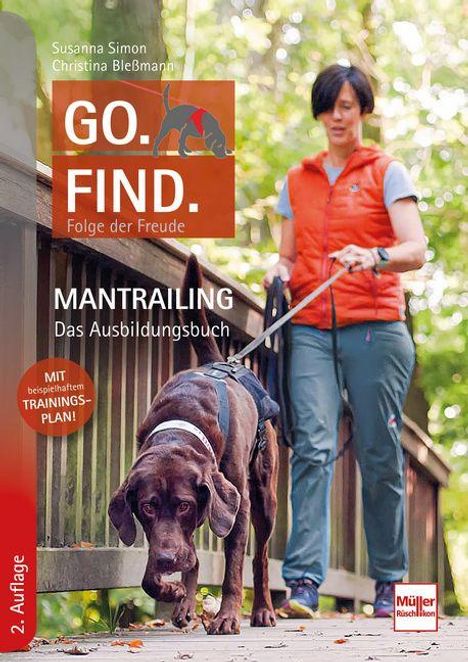 Buchtitel: "GO. FIND. Folge der Freude. MANTRAILING Das Ausbildungsbuch". Frau führt Hund auf Brücke.