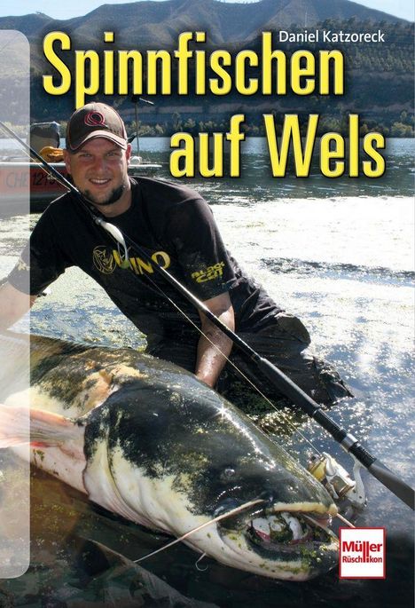 "Spinnfischen auf Wels" von Daniel Katzoreck. Ein Angler kniet mit einem großen Wels in einem Gewässer.