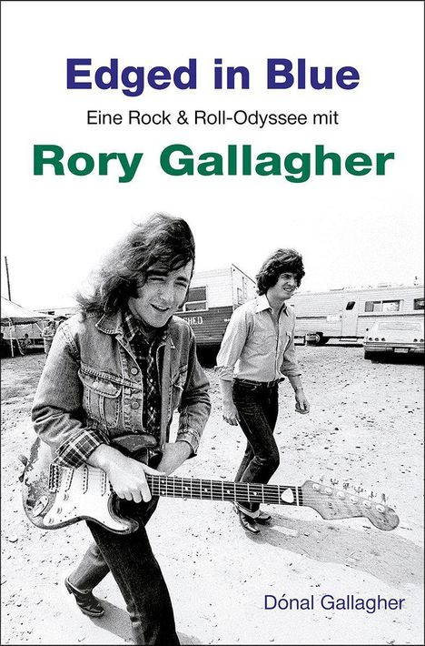 "Edged in Blue: Eine Rock & Roll-Odyssee mit Rory Gallagher" von Dónal Gallagher. Zwei Männer, einer mit Gitarre, spazieren vorbei.