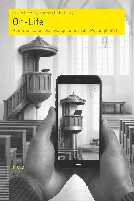Titel: Silvio Liesch, Miriam Löhr (Hg.), "On-Life - Kommunikation des Evangeliums in der Postdigitalität".  
In einer Kirche hält jemand ein Smartphone, das eine Kanzel zeigt, vor die Kamera.