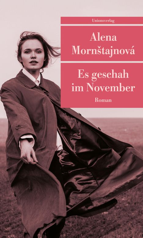 „Unionsverlag. Alena Mornštajnová. Es geschah im November. Roman.“ Eine Frau im Mantel steht im Freien, vom Wind erfasst.