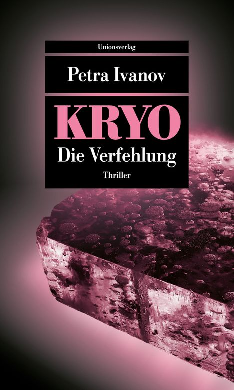 "Unionsverlag, Petra Ivanov, KRYO, Die Verfehlung, Thriller" steht auf einem rosafarbenen Eisblock vor schwarzem Hintergrund.