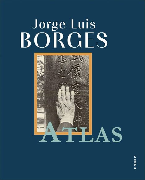 Jorge Luis Borges' "Atlas". Hand auf eine mit Schriftzeichen versehene Säule. Blauer Hintergrund.