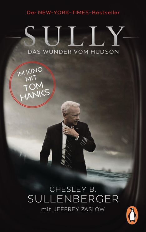 „Der NEW-YORK-TIMES-Bestseller. SULLY: DAS WUNDER VOM HUDSON. IM KINO MIT TOM HANKS.“ Ein Mann im Anzug mit Pilotenkleidung.