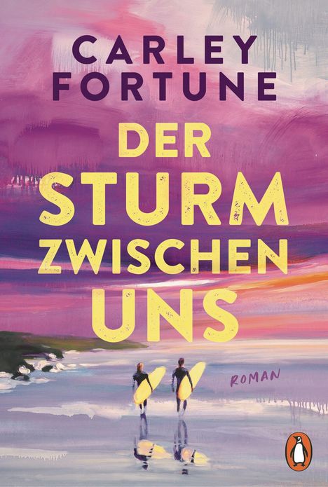 Titel: "Der Sturm zwischen uns" von Carley Fortune; Zwei Personen mit Surfbrettern am Strand bei Sonnenuntergang.