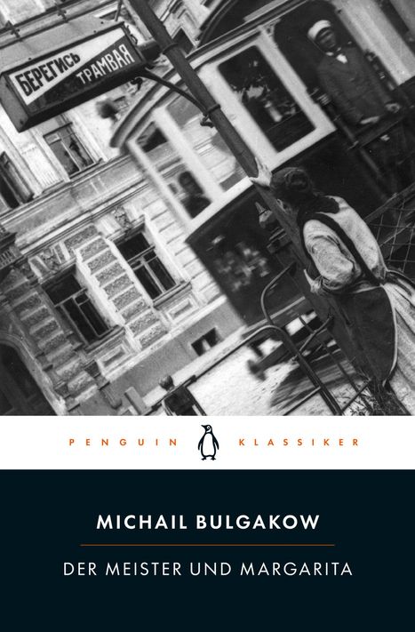 Der Text "MICHAIL BULGAKOW DER MEISTER UND MARGARITA" steht unter einem Bild, das eine vorbeifahrende Straßenbahn zeigt.
