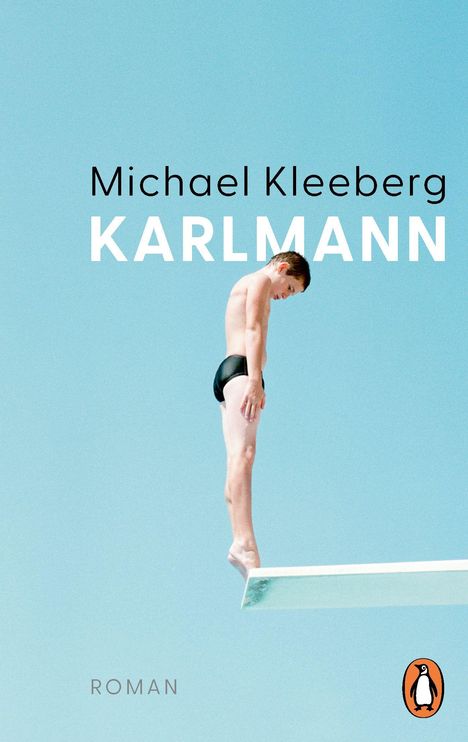 „Michael Kleeberg KARLMANN ROMAN“. Junge auf Sprungbrett unter klarem Himmel. Unten rechts ein Pinguin-Logo.