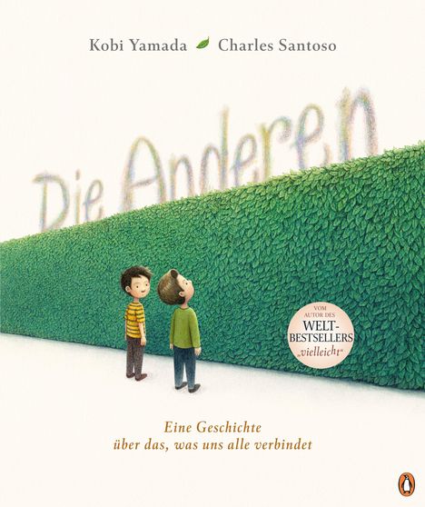 „Die Anderen“. Zwei Jungen stehen vor einer hohen, dichten Hecke. Üppiges Grün, einer schaut nach oben, der andere nach vorne.