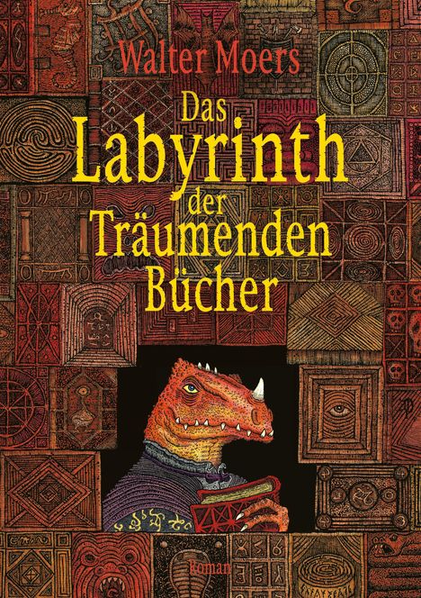 „Das Labyrinth der Träumenden Bücher“: Ein orangefarbenes Echsenwesen mit Buch, umgeben von komplexen Mustern.