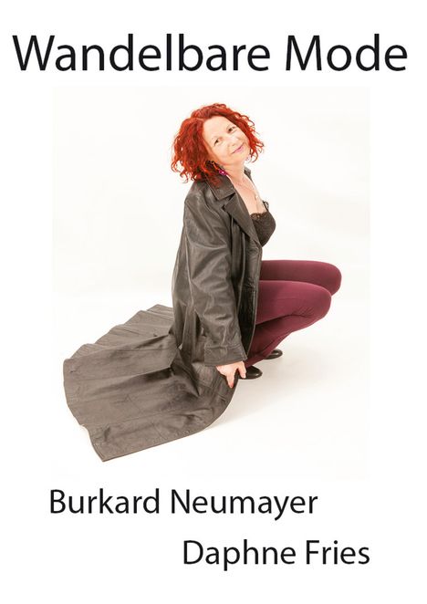 Wandelbare Mode. Burkard Neumayer. Daphne Fries. Frau mit roten Haaren, kniend, in langem Ledermantel.